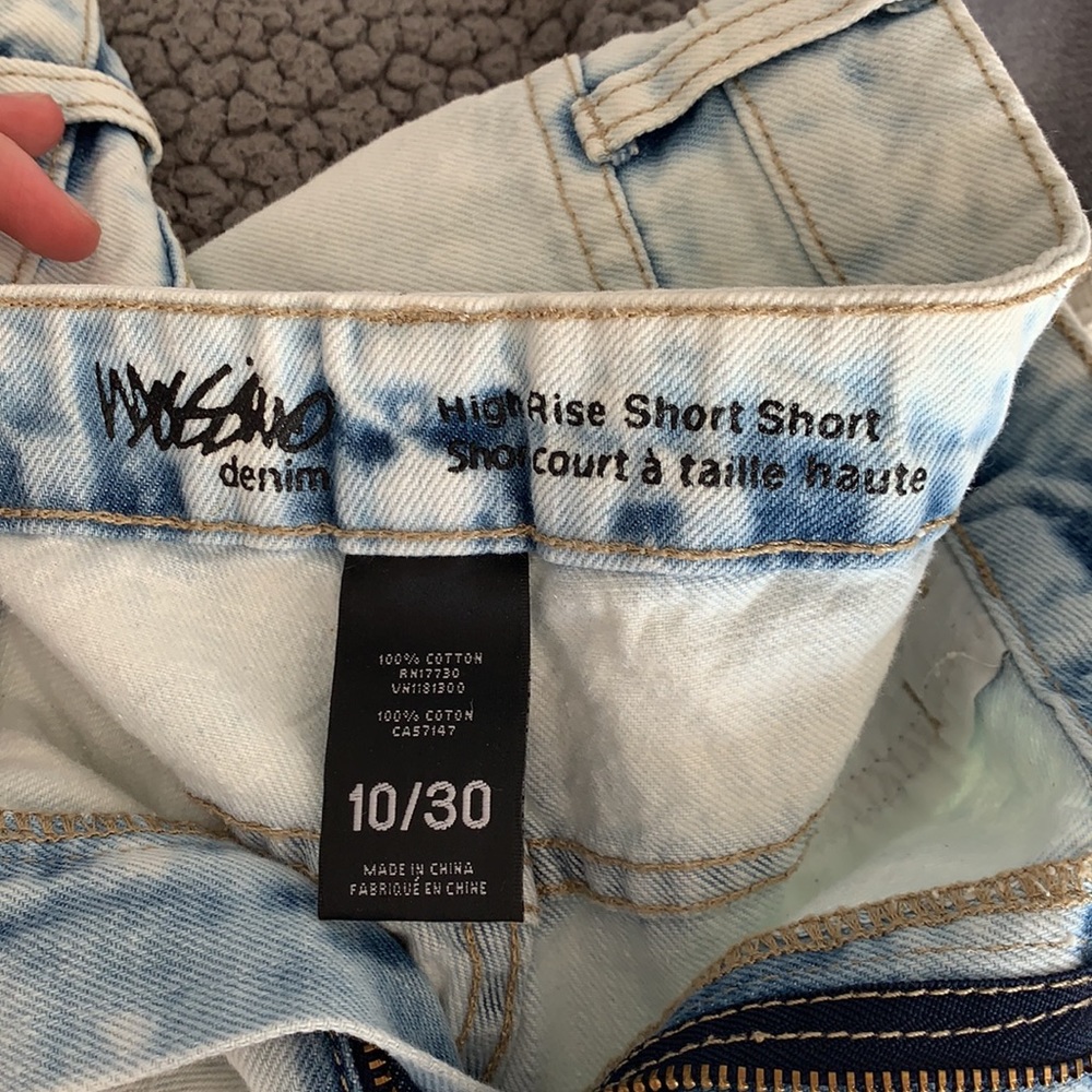 Shorts - Picture 3 of 3